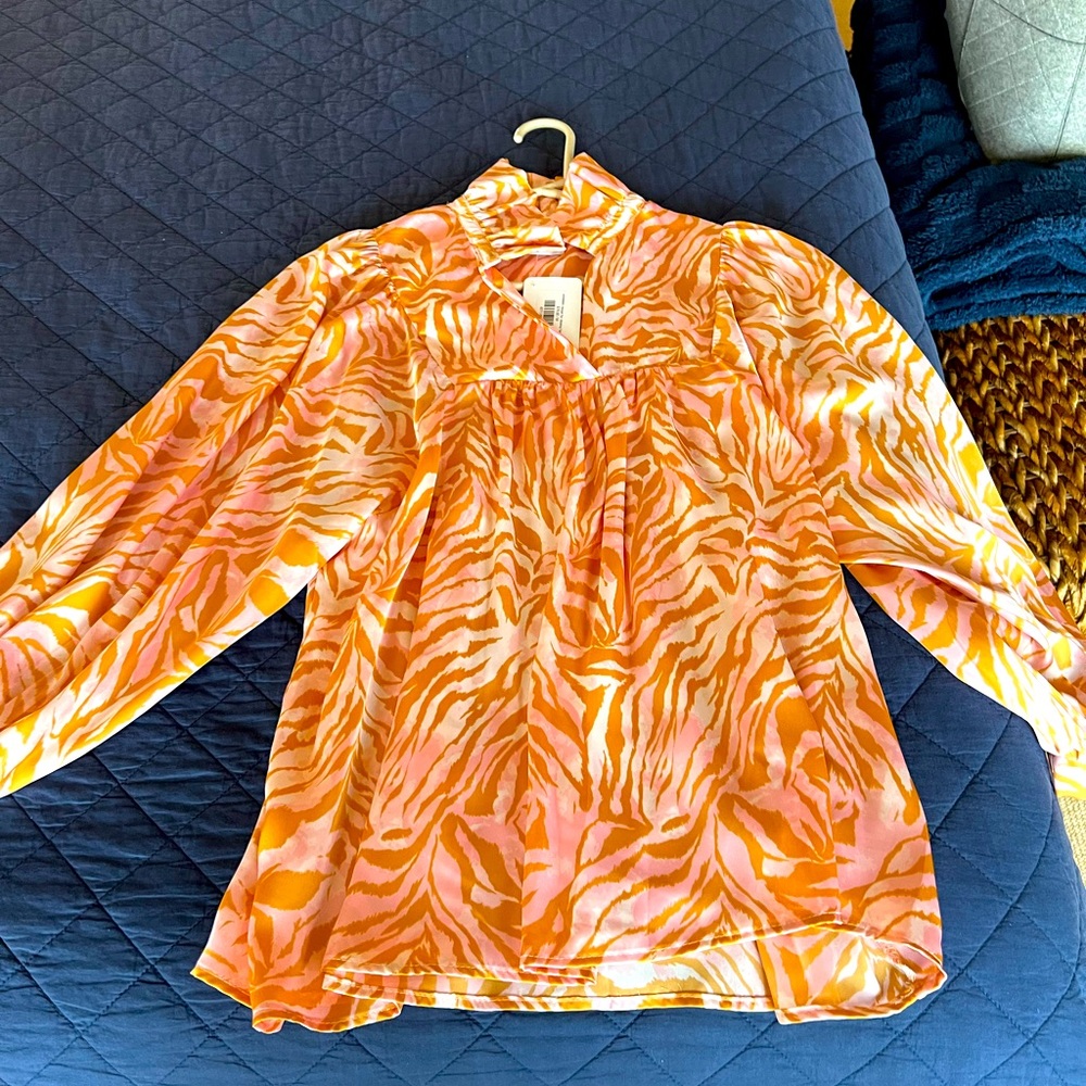 Beautiful blushing tiger Morgan top from Jincy’s Boutique! Sz M